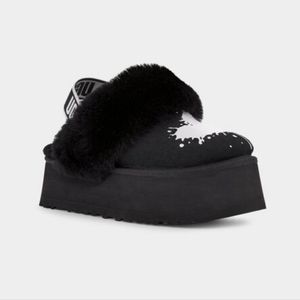 UGG Funkette Graphic Valentine Heart size 9, NWT